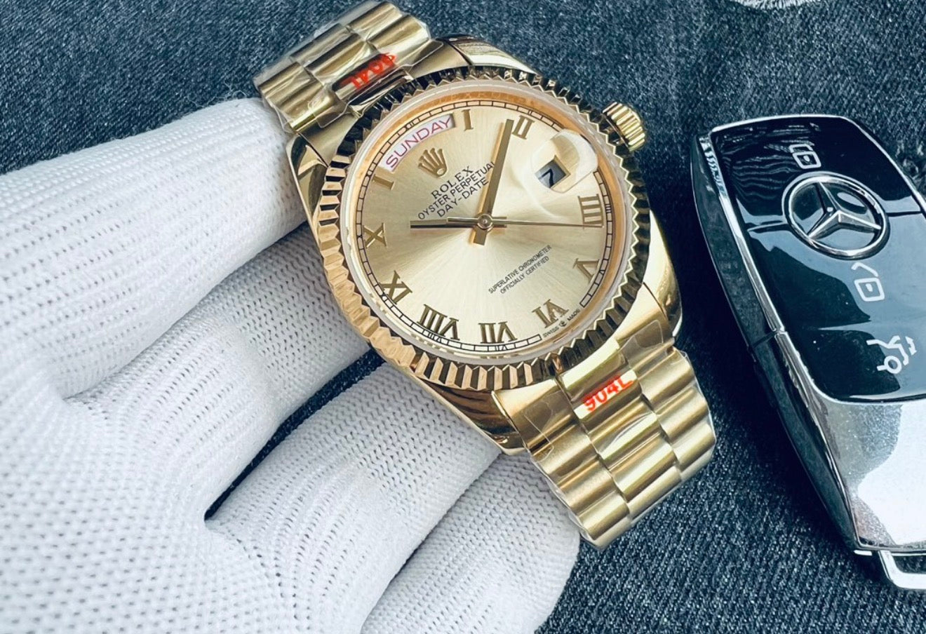 Elegante reloj Rolex Day-Date de oro Everose con una distintiva esfera y números romanos.