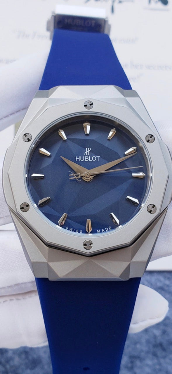 Calidad AAA Hublot Classic Fusion Orlinski King Gold de 40 mm que destaca por su diseño geométrico facetado en oro de 18 quilates y su esfera negra.