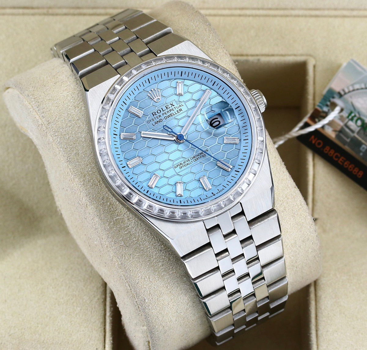 Reloj Rolex Land-Dweller 36 de platino que destaca por su exclusiva esfera  glaciar con motivo de nido de abeja y su bisel engastado con diamantes