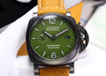 El reloj calidad AAA de la imagen es el icónico Panerai Luminor Quaranta Carbotech™ (Referencia PAM01526).