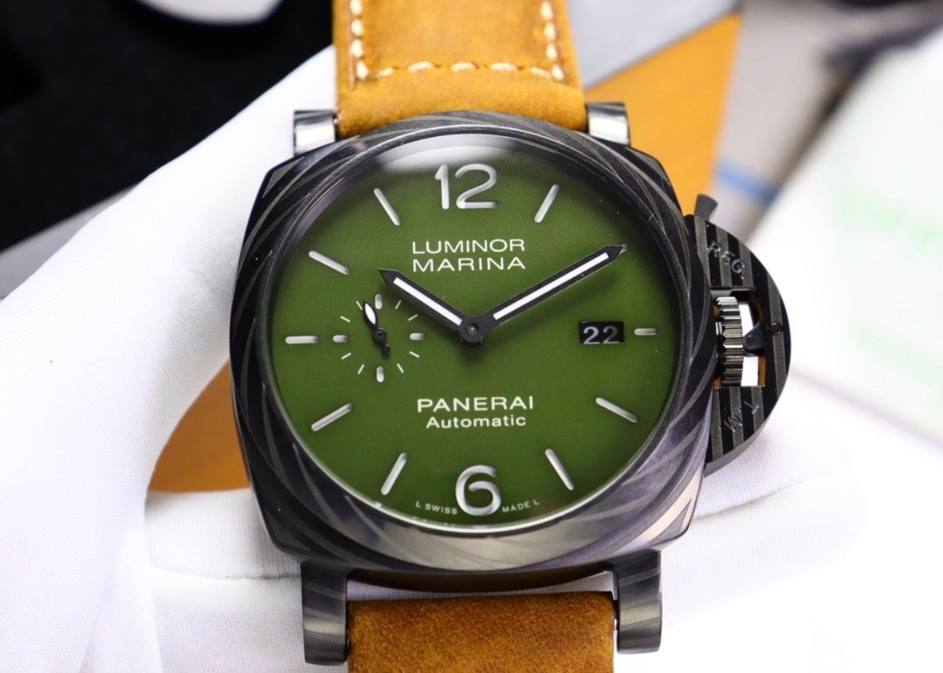 El reloj calidad AAA de la imagen es el icónico Panerai Luminor Quaranta Carbotech™ (Referencia PAM01526).