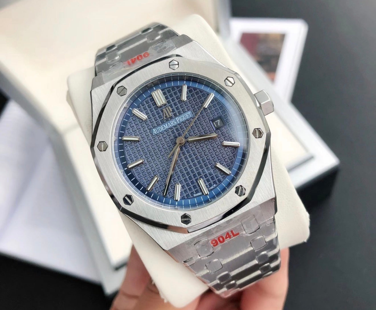 Audemars Piguet Royal Oak de acero inoxidable con una característica esfera azul texturizada con patrón «Tapisserie».