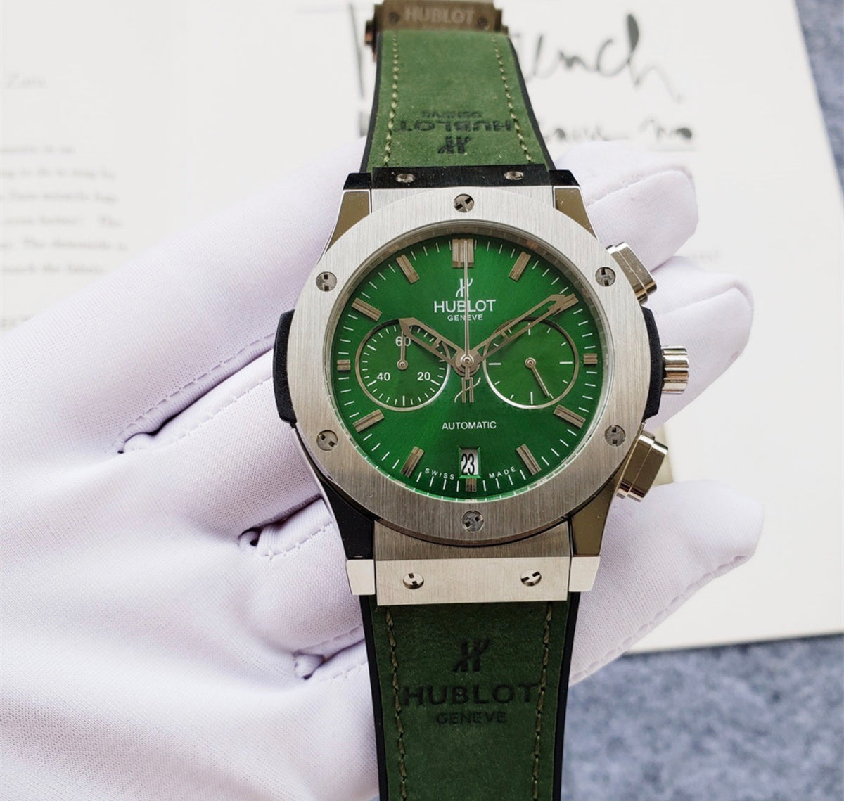 Calidad AAA Hublot Classic Fusion Chronograph Titanium, un modelo emblemático que destaca por fusionar la elegancia clásica con el diseño deportivo y vanguardista característico de la marca.