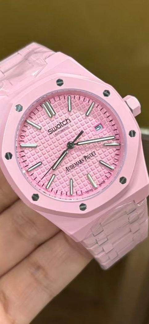 Reloj de la colaboración Audemars Piguet x Swatch "Royal Pop" con una caja octogonal inspirada en el icónico diseño Royal Oak.