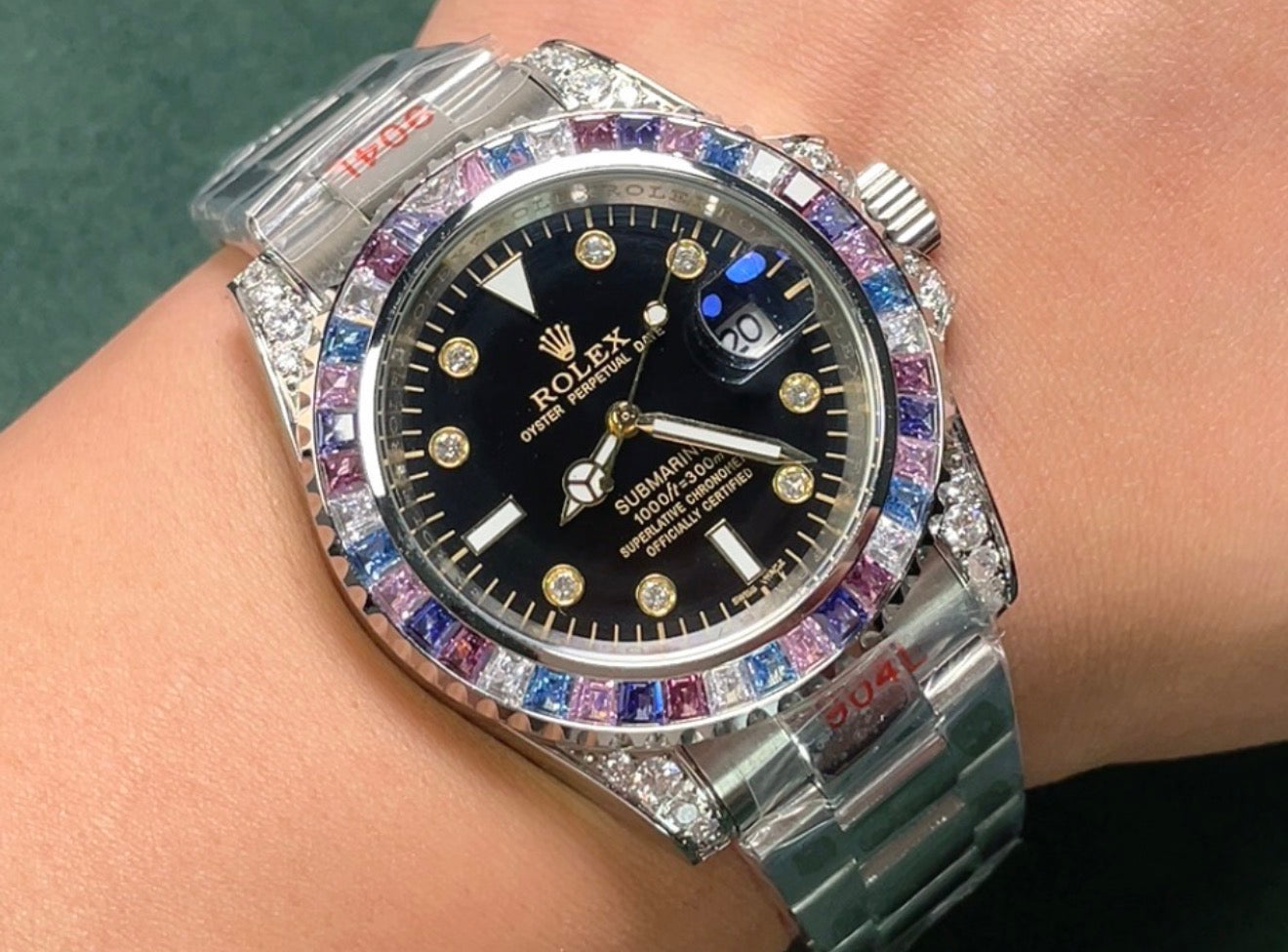 Rolex Yacht-Master
40 ref. 16622, brazalete Oyster, esfera brillante y bisel colorido.