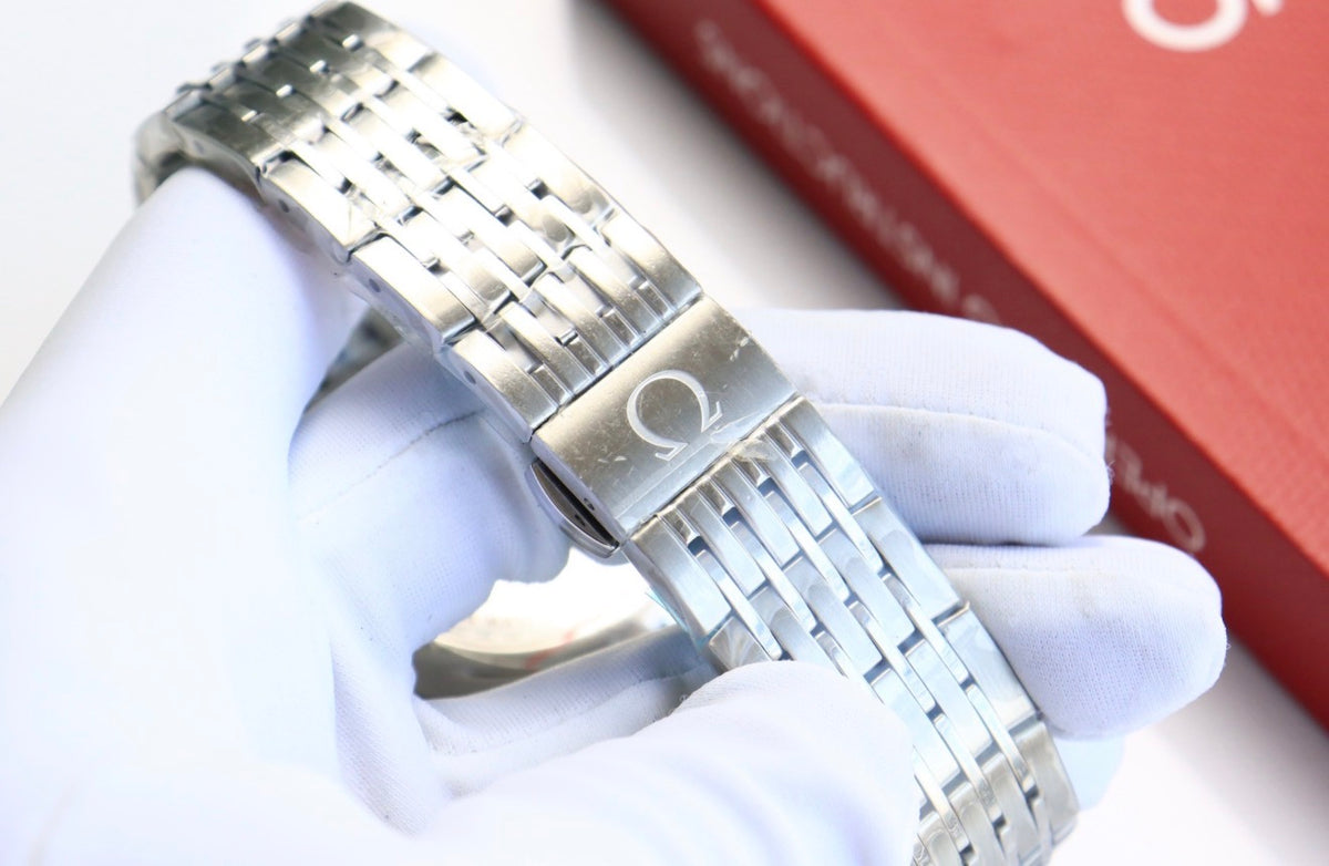 Reloj de pulsera OMEGA De Ville Hour Vision con esfera azul y calendario anual.