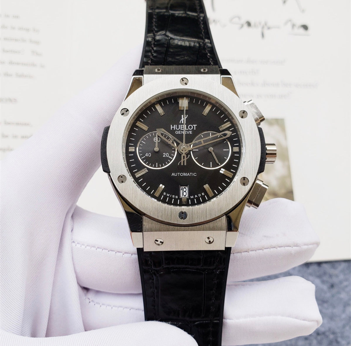 Calidad AAA Hublot Classic Fusion Chronograph Titanium, un modelo emblemático que destaca por fusionar la elegancia clásica con el diseño deportivo y vanguardista característico de la marca.