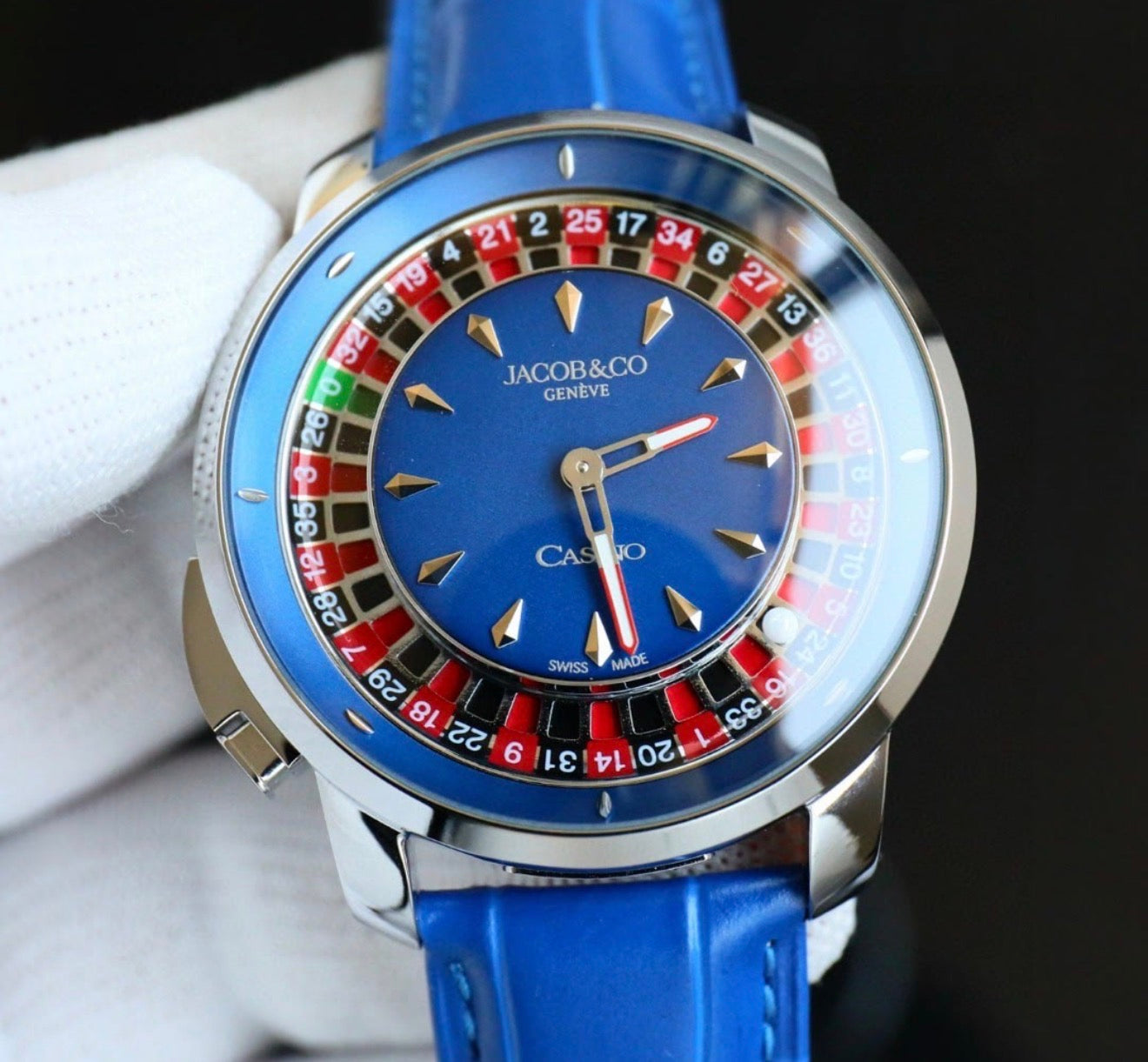 Lujoso reloj de pulsera inspirado en el modelo Casino de Jacob & Co., que destaca por su llamativa esfera roja con un diseño de ruleta funcional.