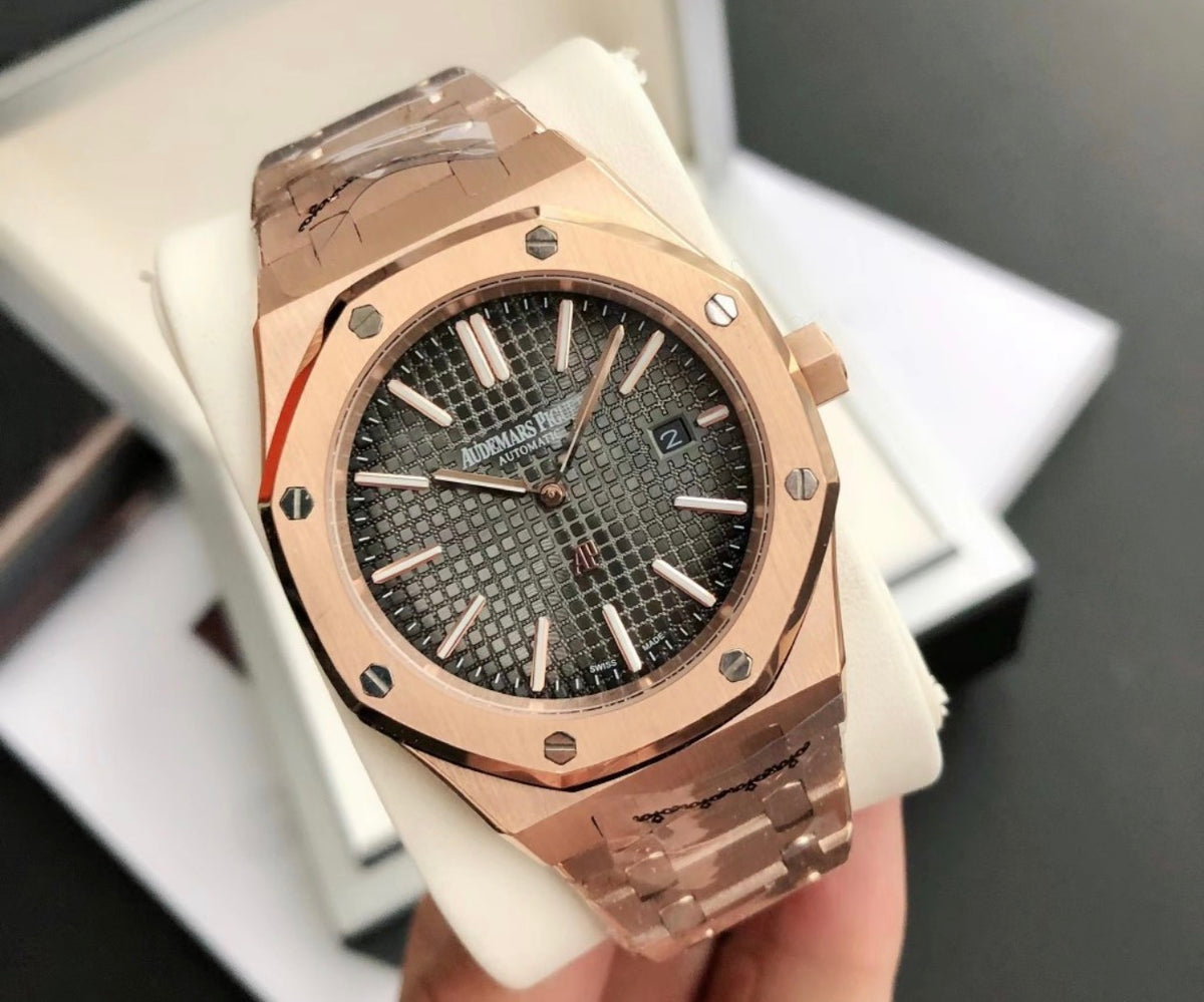 Audemars Piguet Royal Oak de acero inoxidable con una característica esfera azul texturizada con patrón «Tapisserie».