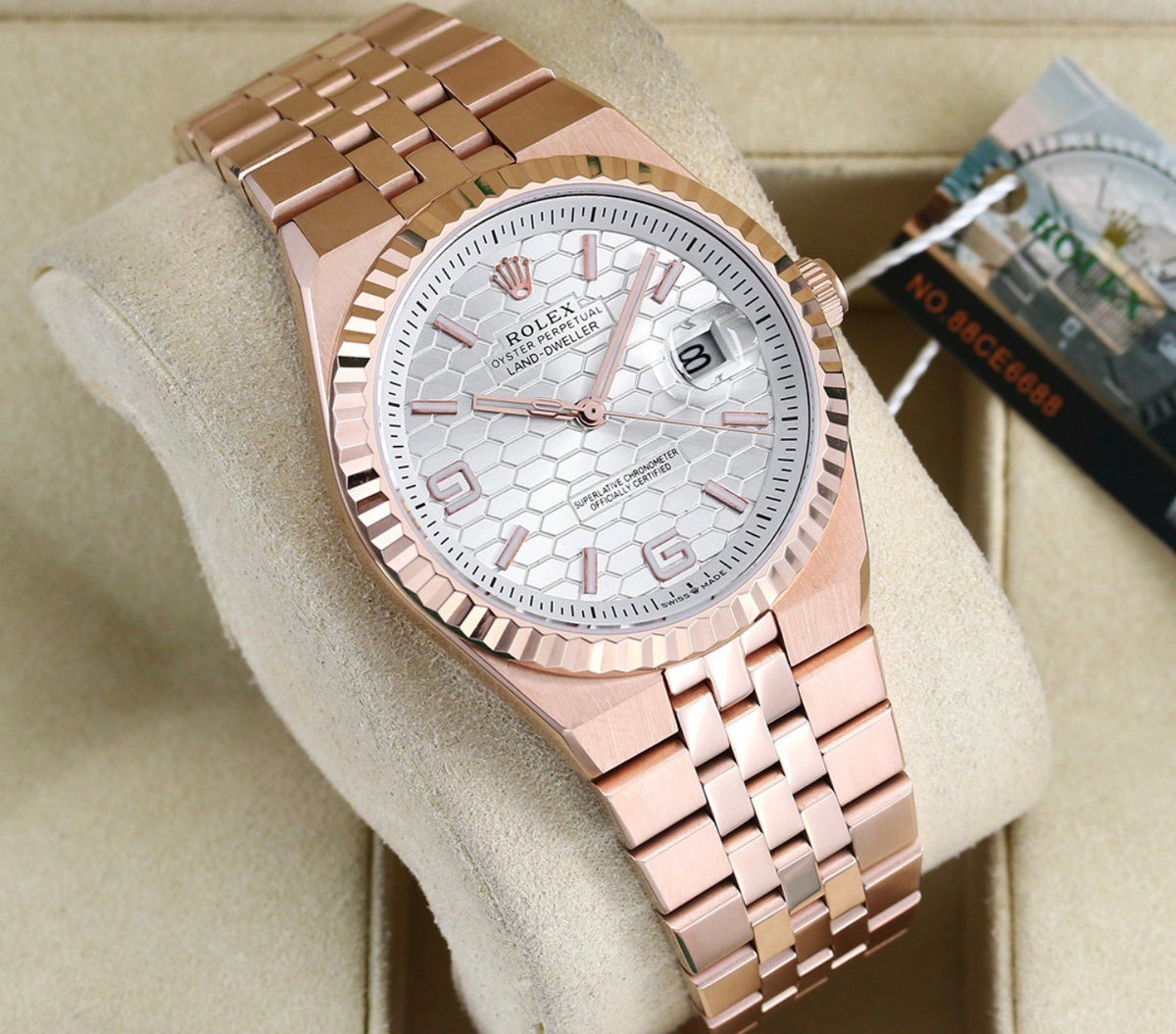 Reloj Rolex Land-Dweller 36 de platino que destaca por su exclusiva esfera  glaciar con motivo de nido de abeja y su bisel engastado con diamantes
