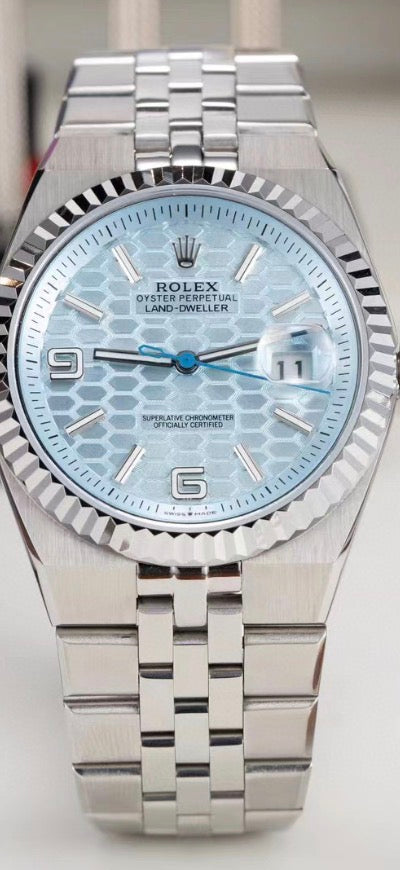 Reloj Rolex Land-Dweller 36 de platino que destaca por su exclusiva esfera  glaciar con motivo de nido de abeja y su bisel engastado con diamantes