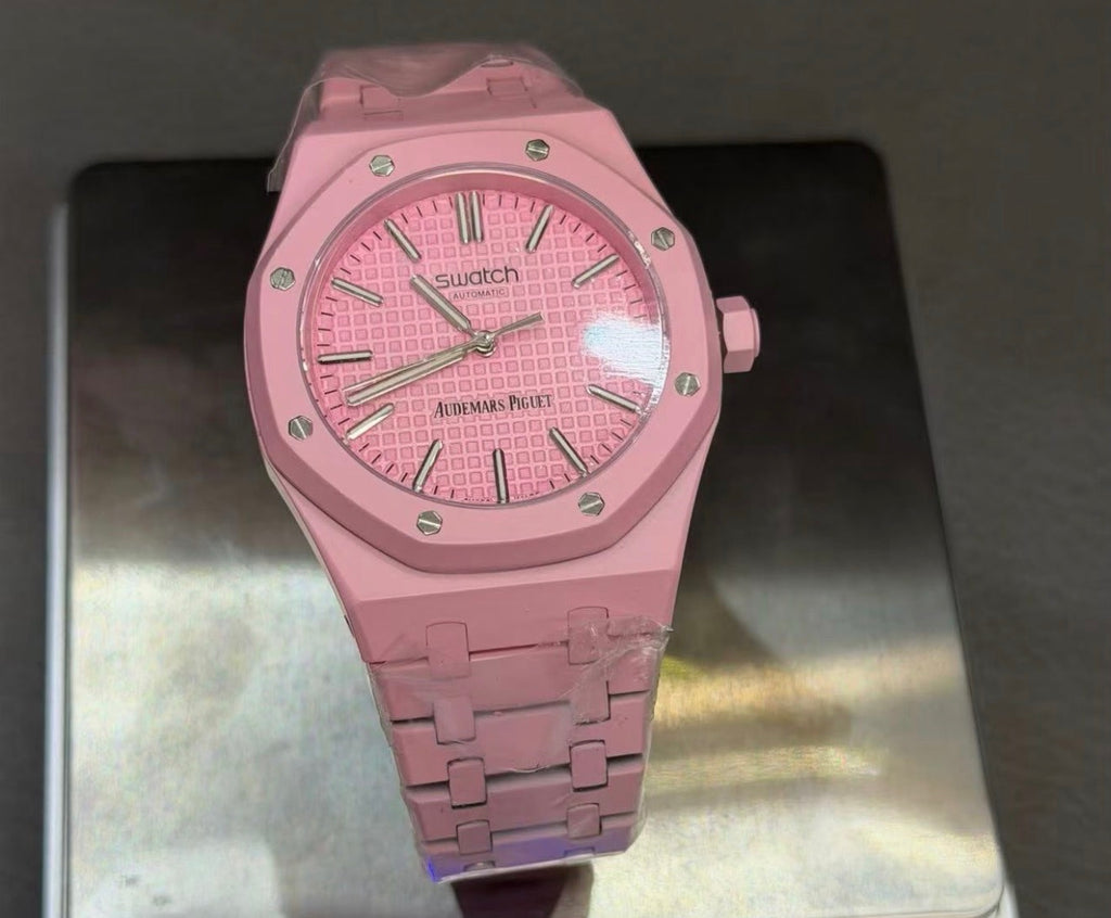 Reloj de la colaboración Audemars Piguet x Swatch "Royal Pop" con una caja octogonal inspirada en el icónico diseño Royal Oak.