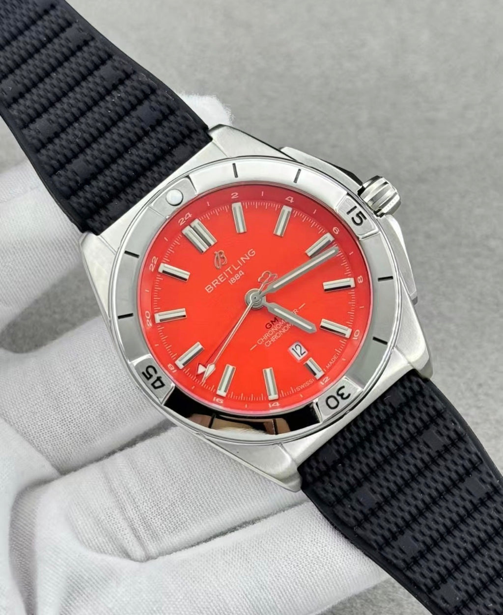 Breitling Chronomat Automatic GMT 40, concretamente una edición limitada que destaca por su esfera combinada con un llamativo realce bicolor , calidad AAA