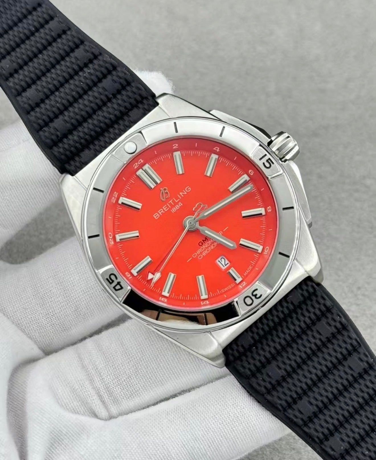 Breitling Chronomat Automatic GMT 40, concretamente una edición limitada que destaca por su esfera combinada con un llamativo realce bicolor , calidad AAA
