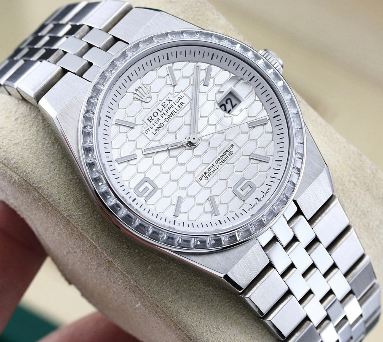 Reloj Rolex Land-Dweller 36 de platino que destaca por su exclusiva esfera  glaciar con motivo de nido de abeja y su bisel engastado con diamantes