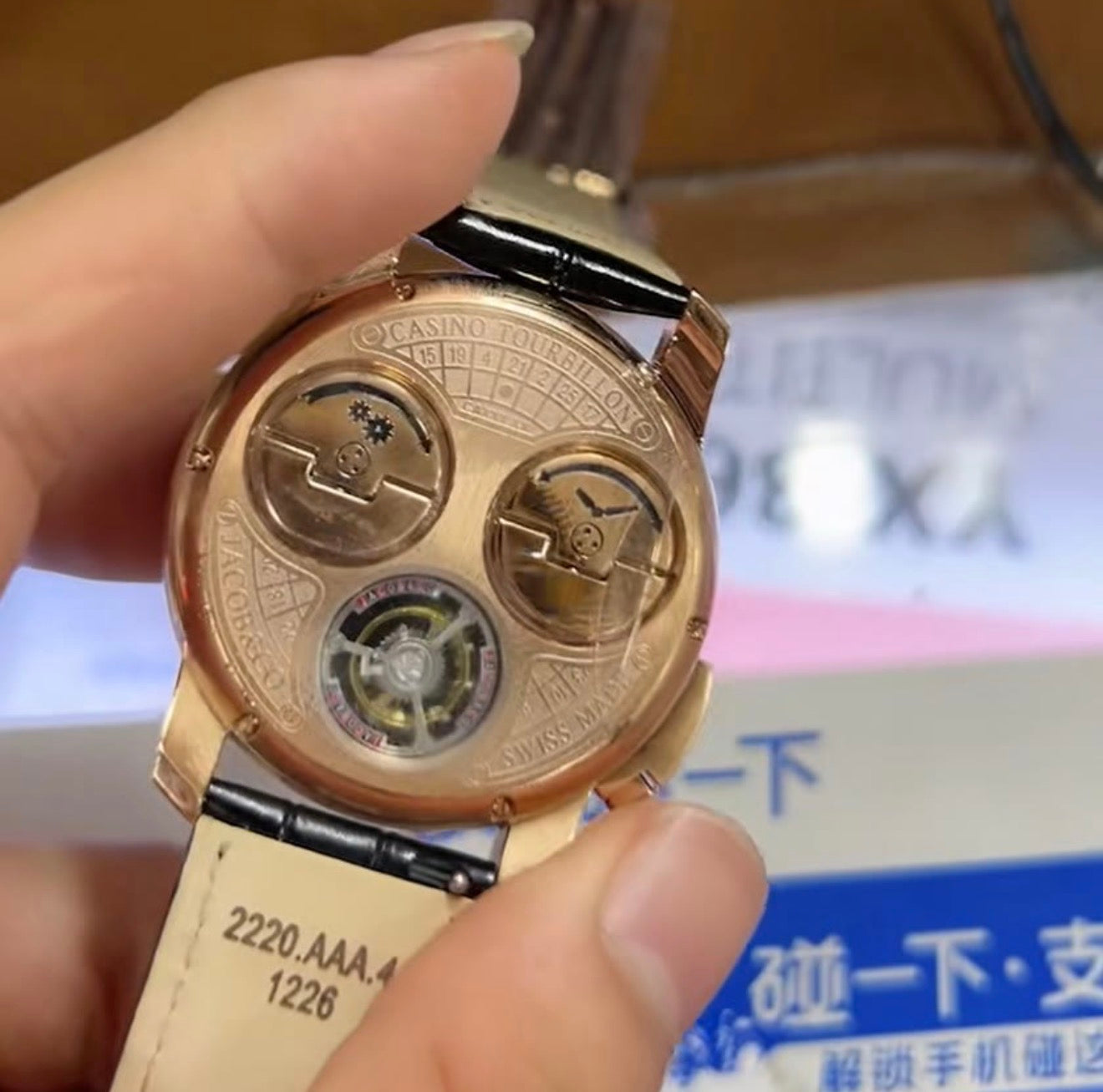 Lujoso reloj de pulsera inspirado en el modelo Casino de Jacob & Co., que destaca por su llamativa esfera roja con un diseño de ruleta funcional.