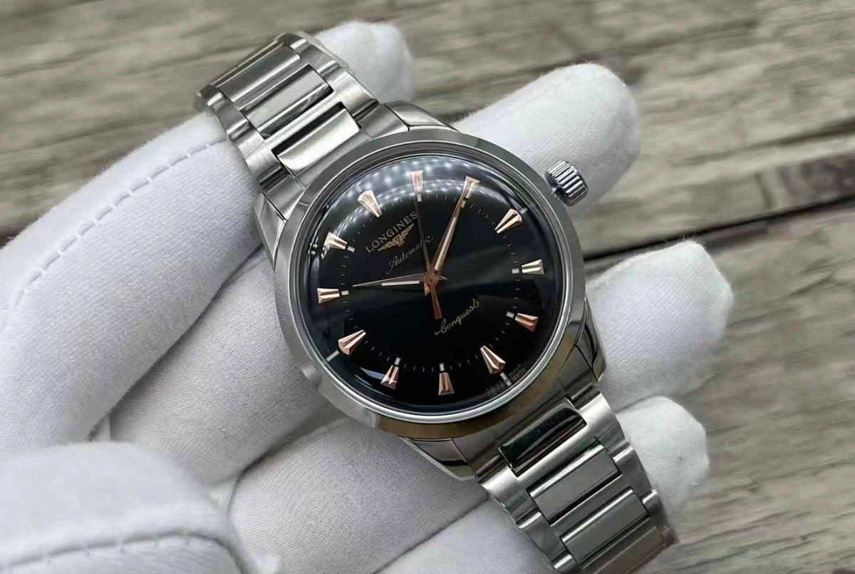Longines Conquest Heritage de acero inoxidable que destaca por su elegante esfera negra lacada con índices aplicados en tono oro rosa