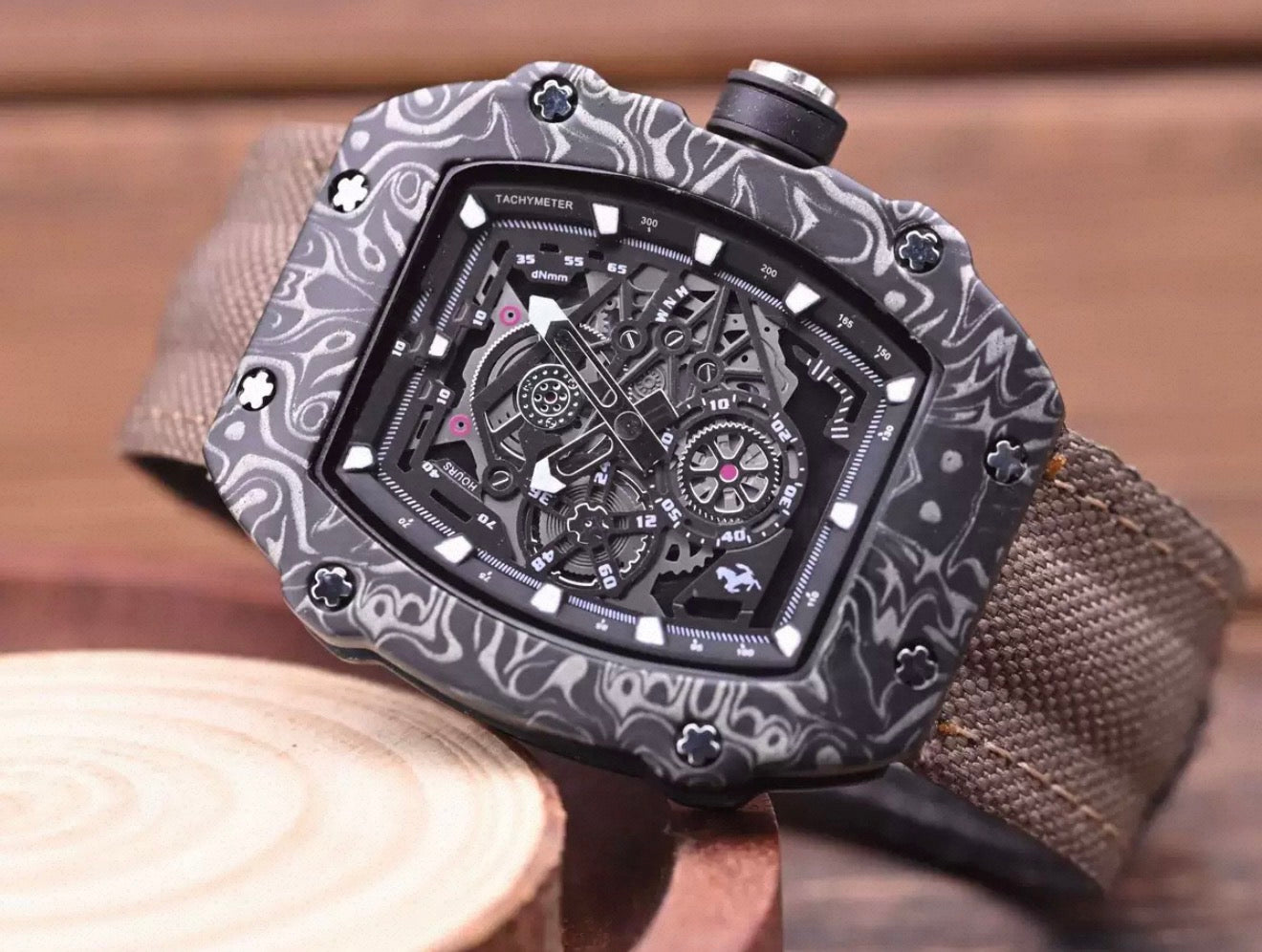 Reloj futurista varios colores (LeisaacVita)