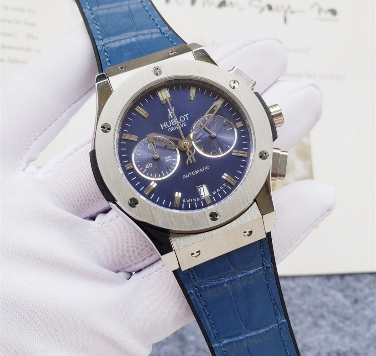 Calidad AAA Hublot Classic Fusion Chronograph Titanium, un modelo emblemático que destaca por fusionar la elegancia clásica con el diseño deportivo y vanguardista característico de la marca.