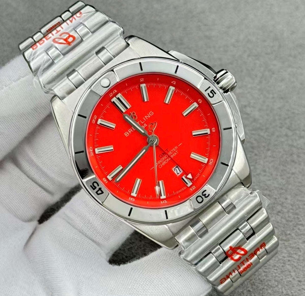 Breitling Chronomat Automatic GMT 40, concretamente una edición limitada que destaca por su esfera combinada con un llamativo realce bicolor , calidad AAA