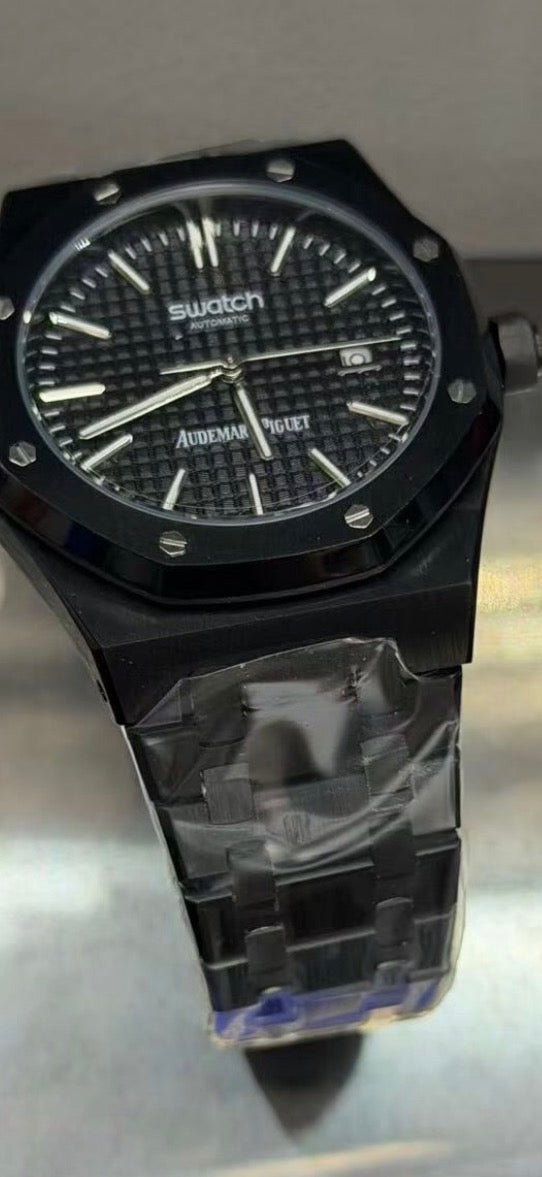Reloj de la colaboración Audemars Piguet x Swatch "Royal Pop" con una caja octogonal inspirada en el icónico diseño Royal Oak.