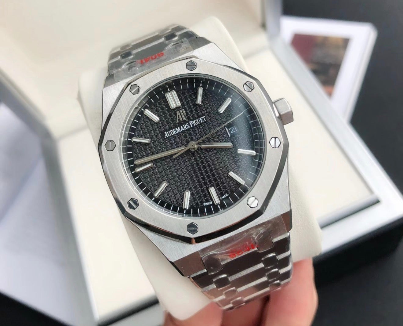 Audemars Piguet Royal Oak de acero inoxidable con una característica esfera azul texturizada con patrón «Tapisserie».