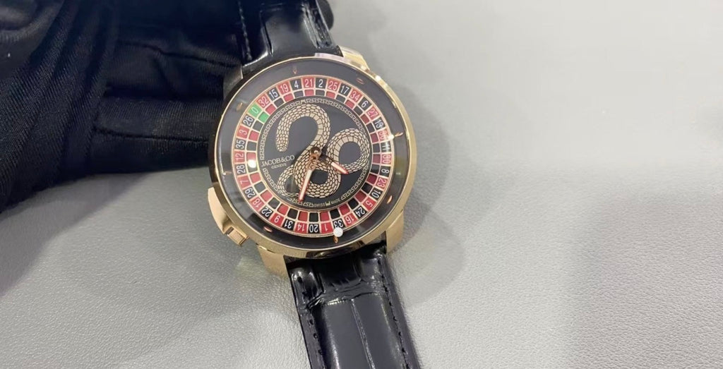 Jacob & Co. The Casino Tourbillon, un lujoso reloj que destaca por su esfera diseñada como una rueda de ruleta funcional.