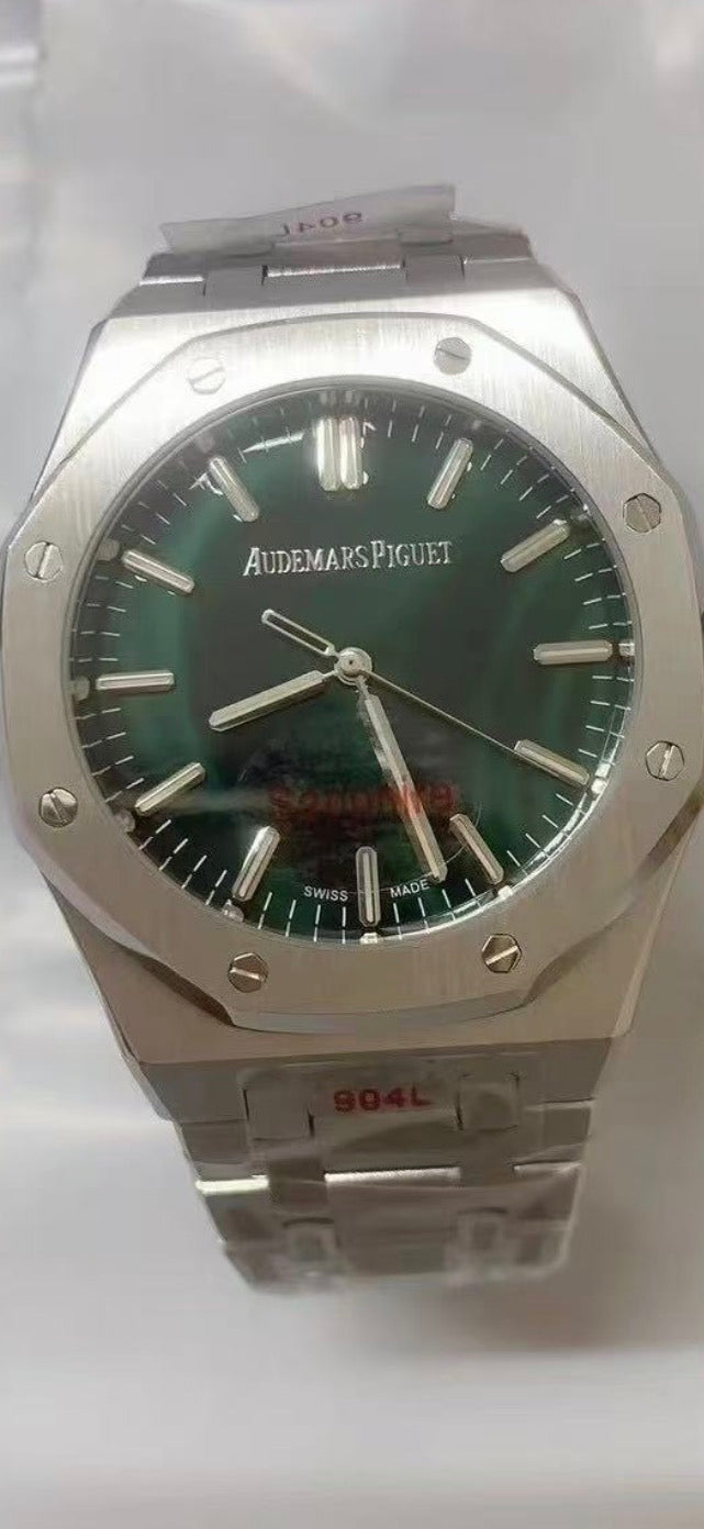 Reloj de lujo calidad AAA de la marca Audemars Piguet, específicamente un modelo de la colección Royal Oak.