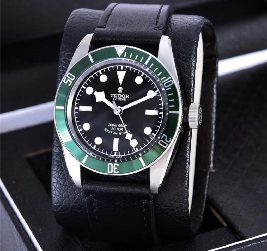 Tudor Black Bay Fifty-Eight, un modelo de buceo automático de esfera brillante  y correa de cuero