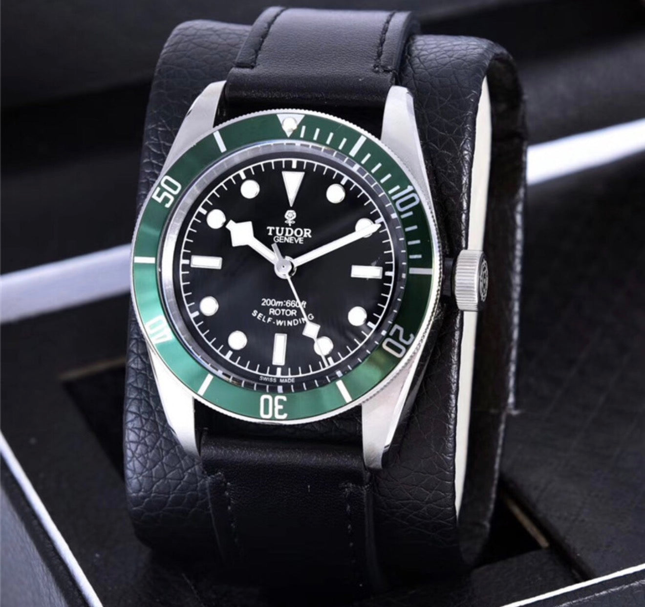 Tudor Black Bay Fifty-Eight, un modelo de buceo automático de esfera brillante  y correa de cuero