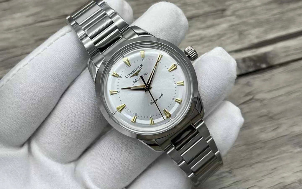 Longines Conquest Heritage de acero inoxidable que destaca por su elegante esfera negra lacada con índices aplicados en tono oro rosa