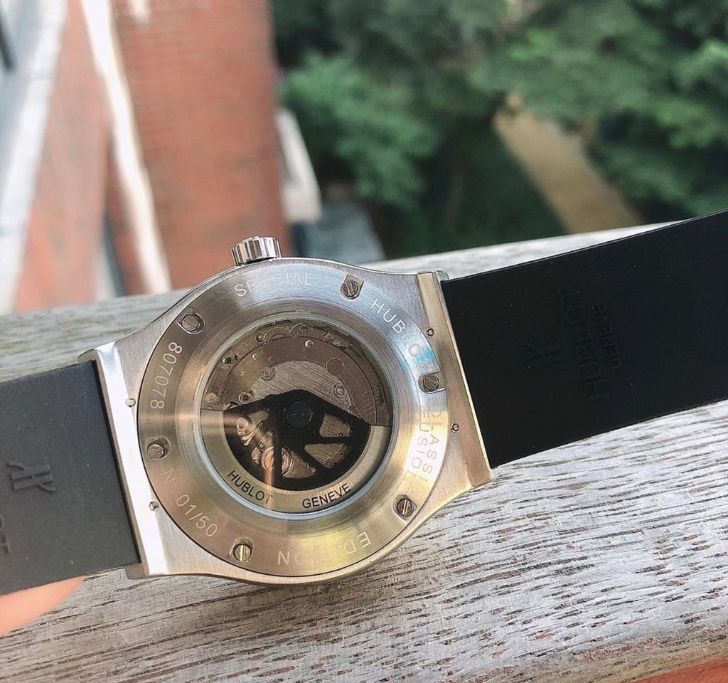 Reloj AAA automático Hublot Classic Fusion de titanio con una elegante esfera negra y correa de caucho.