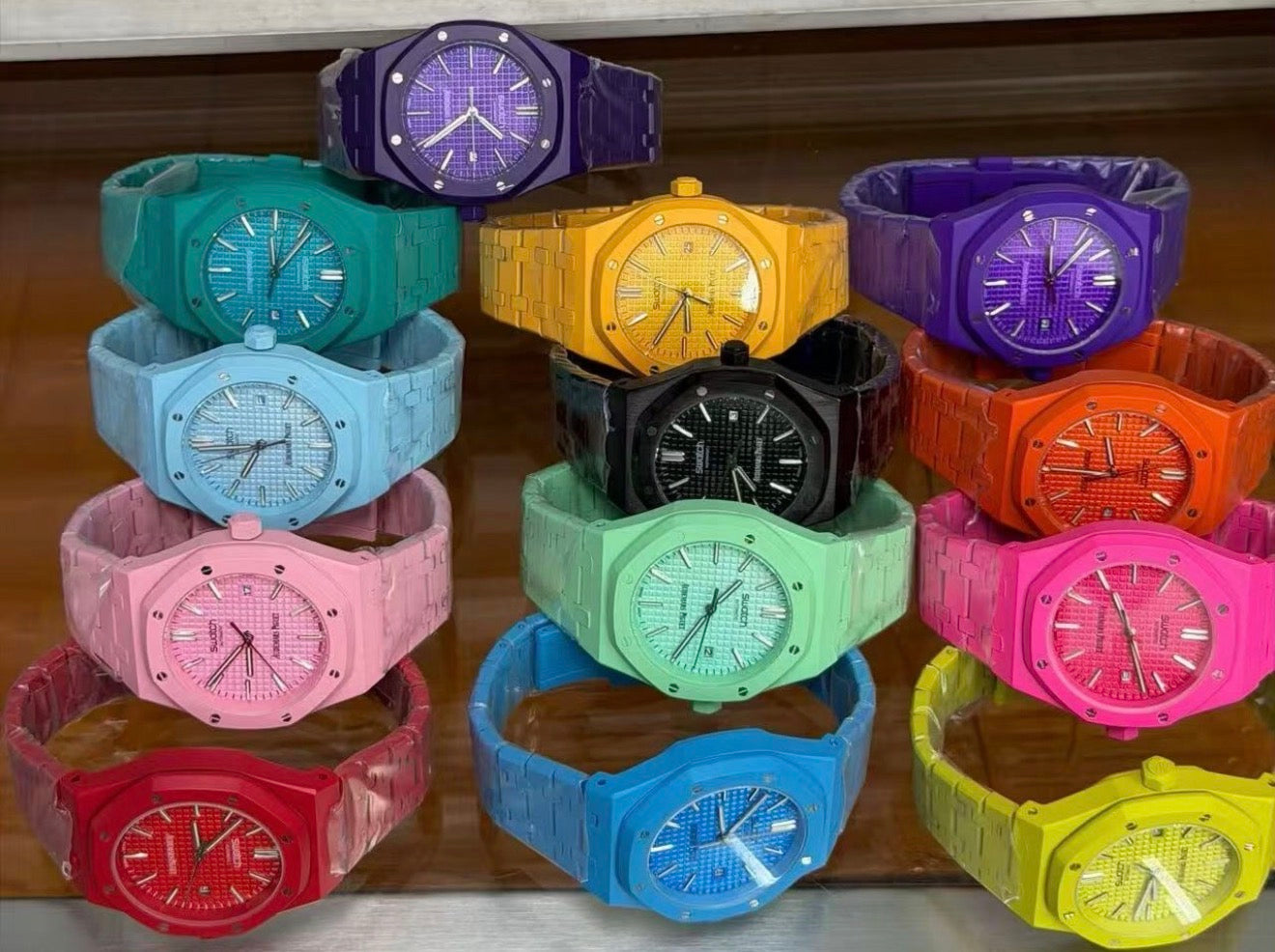 Reloj de la colaboración Audemars Piguet x Swatch "Royal Pop" con una caja octogonal inspirada en el icónico diseño Royal Oak.