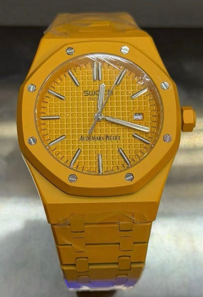 Reloj de la colaboración Audemars Piguet x Swatch "Royal Pop" con una caja octogonal inspirada en el icónico diseño Royal Oak.