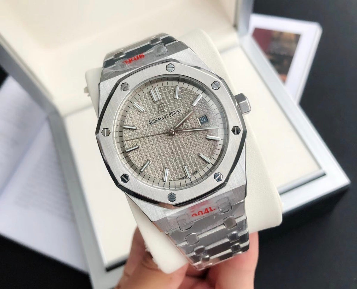 Audemars Piguet Royal Oak de acero inoxidable con una característica esfera azul texturizada con patrón «Tapisserie».