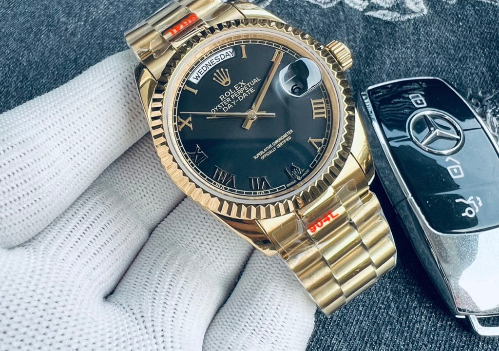 Elegante reloj Rolex Day-Date de oro Everose con una distintiva esfera y números romanos.