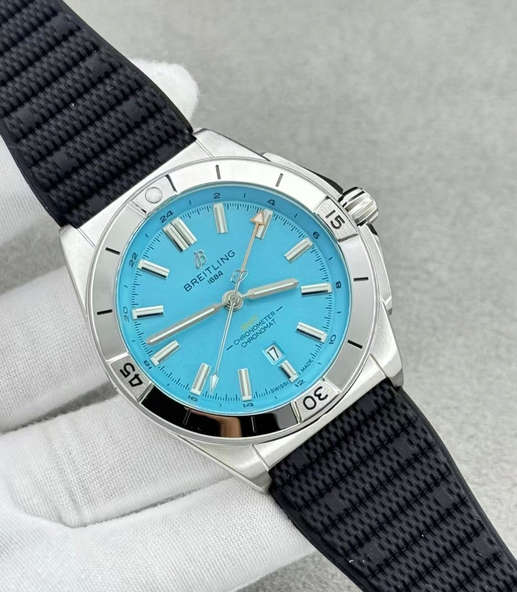 Breitling Chronomat Automatic GMT 40, concretamente una edición limitada que destaca por su esfera combinada con un llamativo realce bicolor , calidad AAA