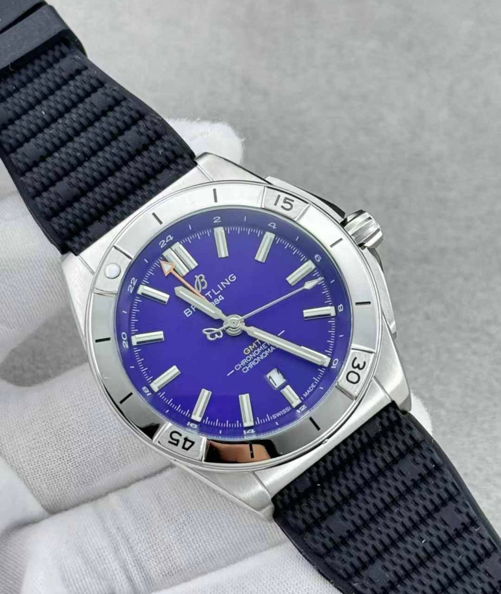 Breitling Chronomat Automatic GMT 40, concretamente una edición limitada que destaca por su esfera combinada con un llamativo realce bicolor , calidad AAA