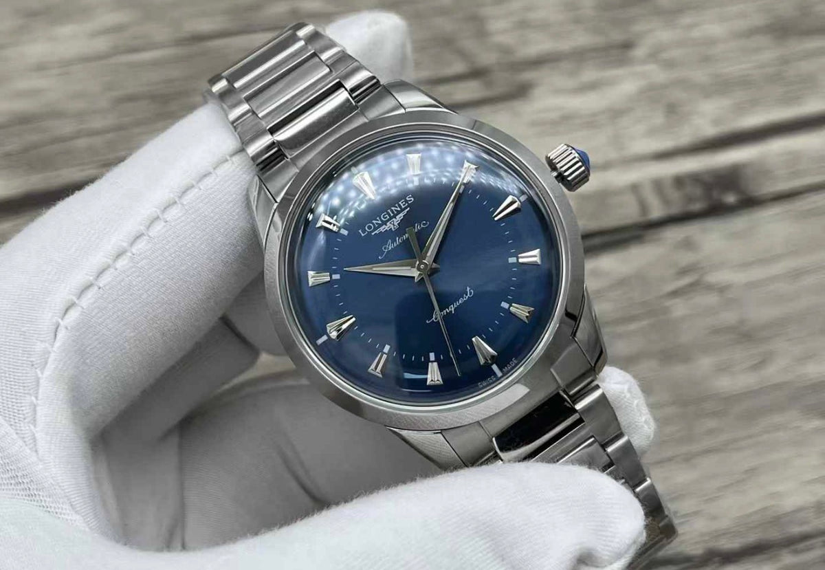 Longines Conquest Heritage de acero inoxidable que destaca por su elegante esfera negra lacada con índices aplicados en tono oro rosa