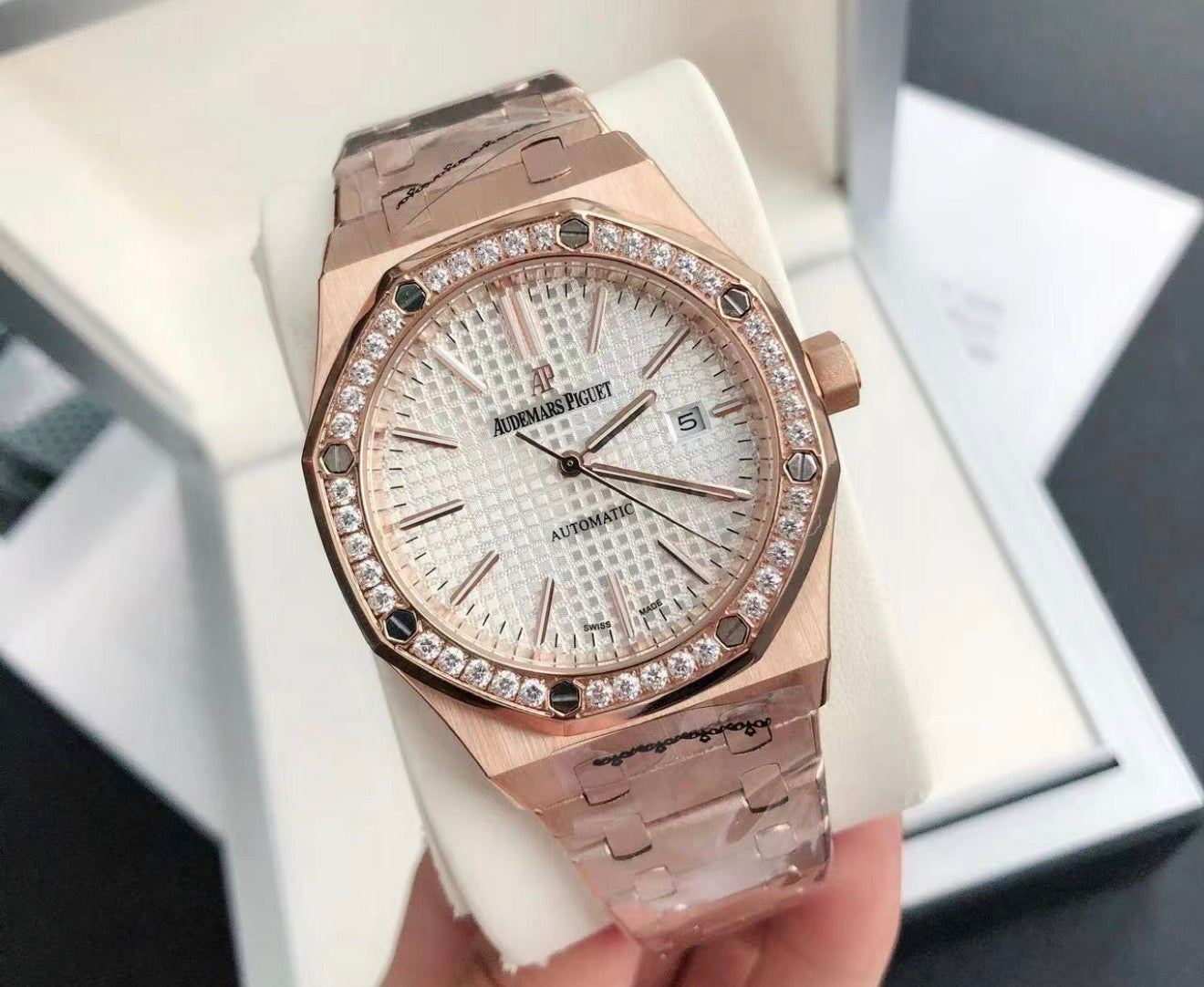 Audemars Piguet Royal Oak de acero inoxidable con una característica esfera azul texturizada con patrón «Tapisserie».