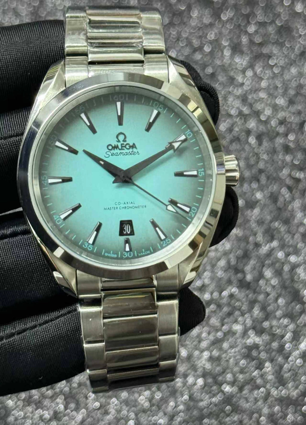 Omega Seamaster Aqua Terra de acero inoxidable que destaca por su llamativa esfera de color turquesa