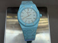Reloj de la colaboración Audemars Piguet x Swatch "Royal Pop" con una caja octogonal inspirada en el icónico diseño Royal Oak.