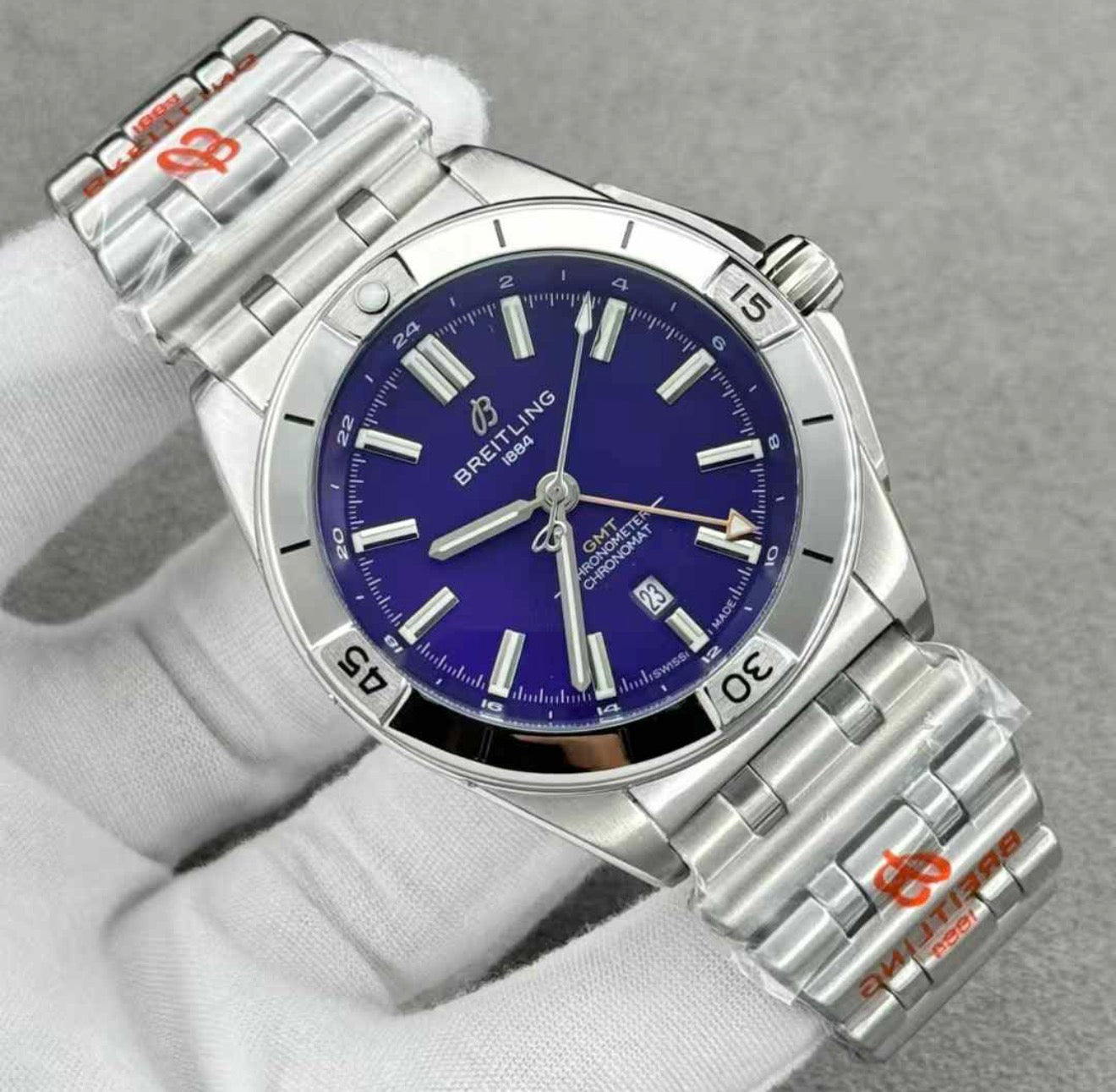 Breitling Chronomat Automatic GMT 40, concretamente una edición limitada que destaca por su esfera combinada con un llamativo realce bicolor , calidad AAA