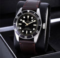 Tudor Black Bay Fifty-Eight, un modelo de buceo automático de esfera brillante  y correa de cuero