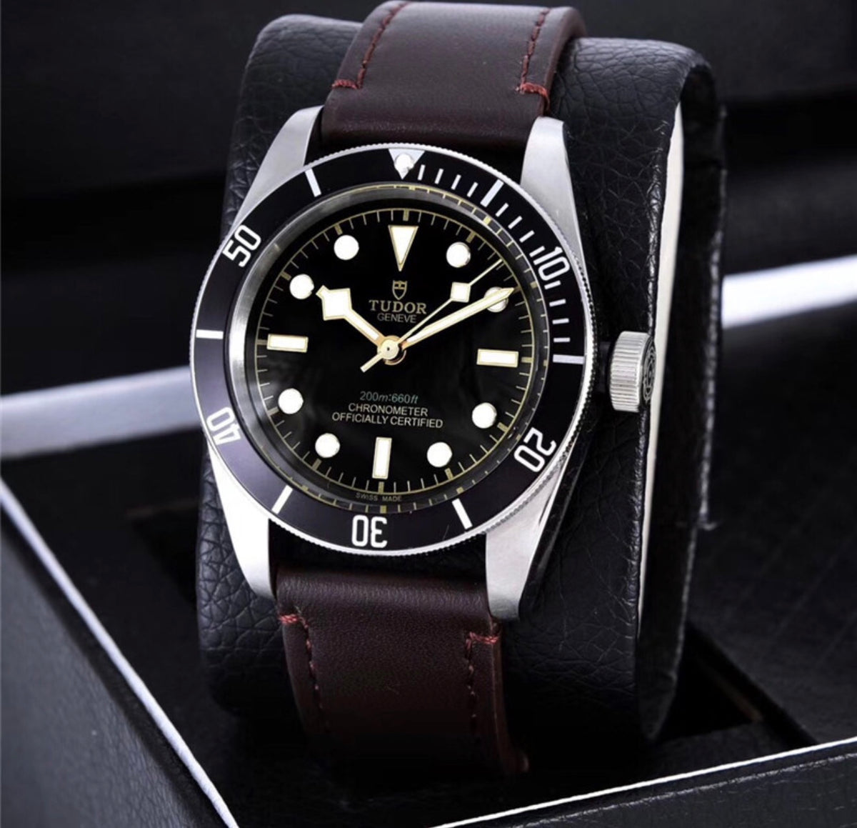 Tudor Black Bay Fifty-Eight, un modelo de buceo automático de esfera brillante  y correa de cuero