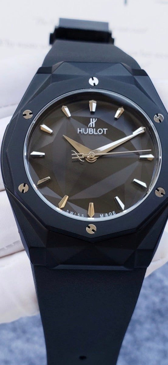 Calidad AAA Hublot Classic Fusion Orlinski King Gold de 40 mm que destaca por su diseño geométrico facetado en oro de 18 quilates y su esfera negra.