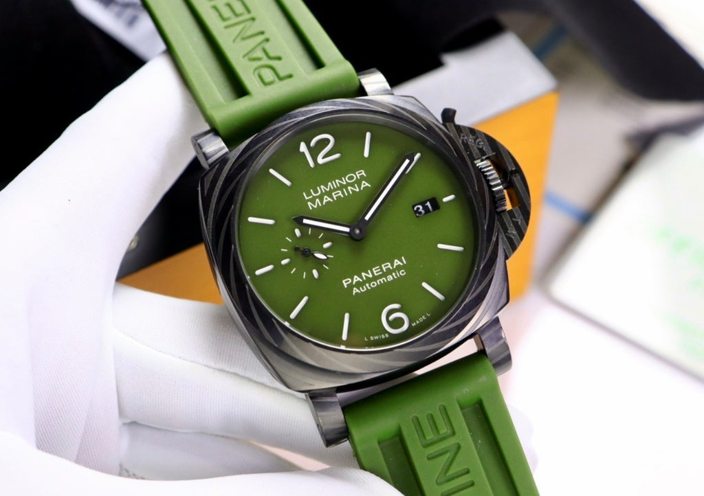 El reloj calidad AAA de la imagen es el icónico Panerai Luminor Quaranta Carbotech™ (Referencia PAM01526).
