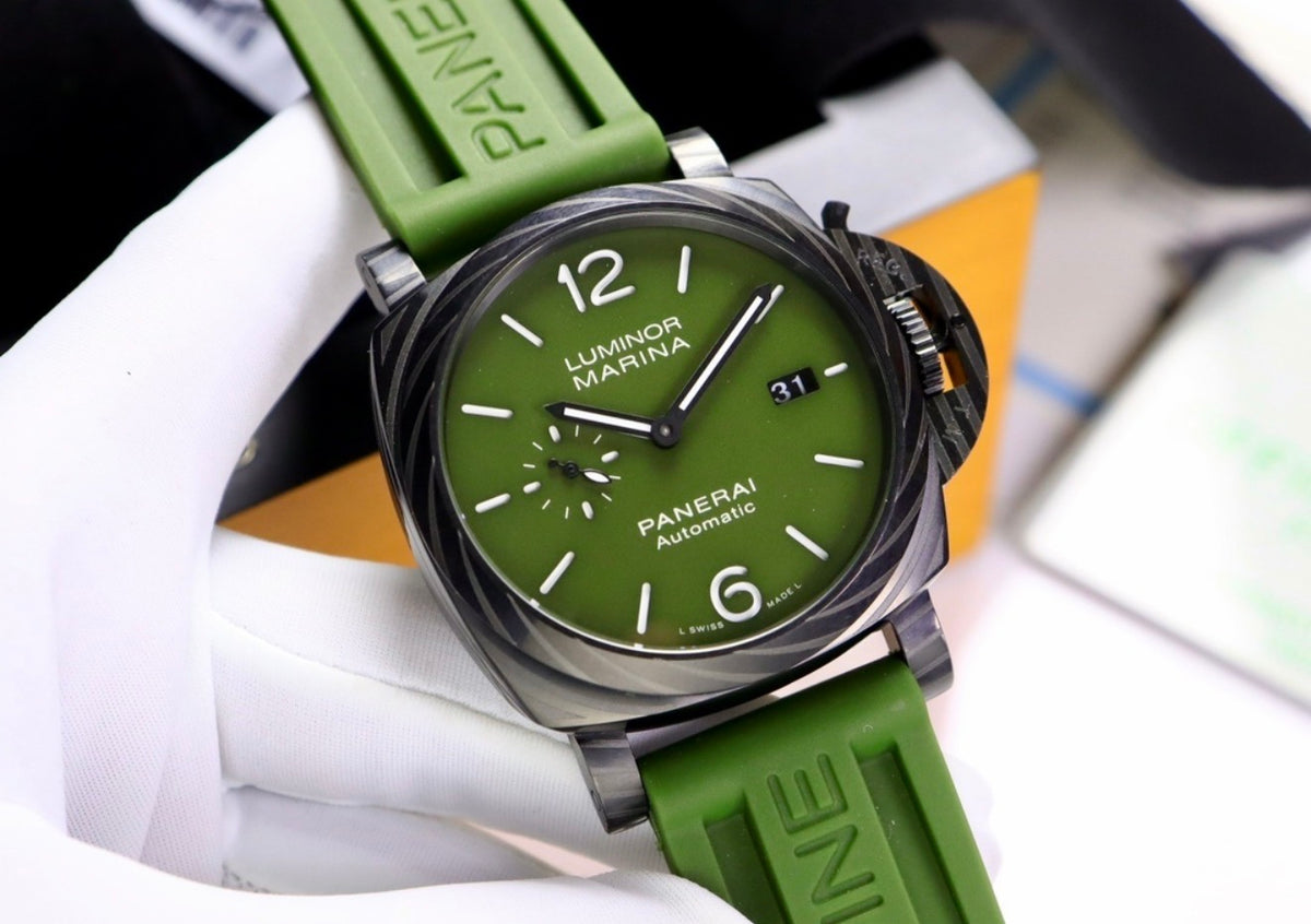 El reloj calidad AAA de la imagen es el icónico Panerai Luminor Quaranta Carbotech™ (Referencia PAM01526).