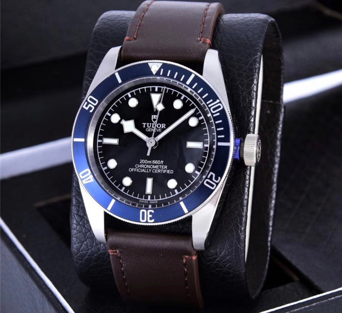 Tudor Black Bay Fifty-Eight, un modelo de buceo automático de esfera brillante  y correa de cuero