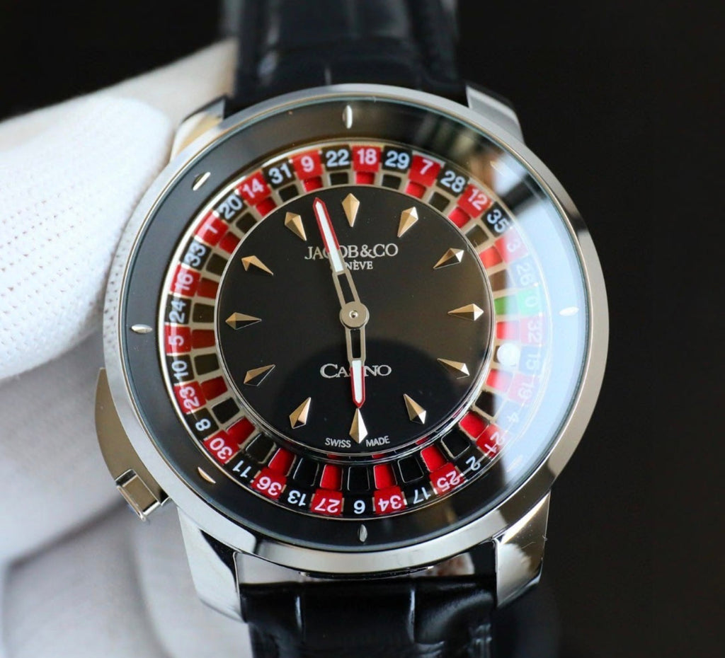 Lujoso reloj de pulsera inspirado en el modelo Casino de Jacob & Co., que destaca por su llamativa esfera roja con un diseño de ruleta funcional.